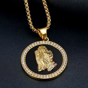 Collier hip hop doré en acier inoxydable avec pendentif mains en prière et zircons