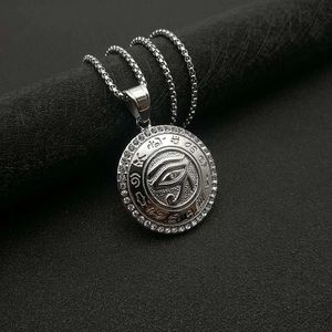 Collier avec pendentif Œil d'Horus argenté et strass blancs sur cylindre noir