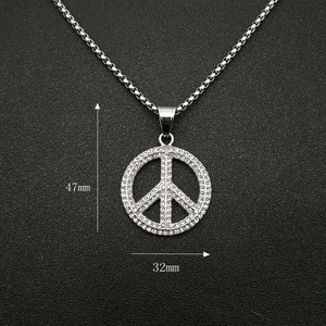 Detailansicht des silbernen Friedensanhängers mit Kristallen und 47mm Höhenangabe