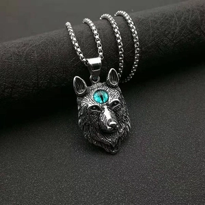 Détail du pendentif loup viking punk avec pierre bleue sur support en cuir noir