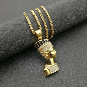 Collier pendentif Néfertiti plaqué or avec cristaux brillants et détails en émail noir