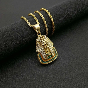 Collier pendentif Pharaon hip hop plaqué or avec strass brillants et détails émaillés