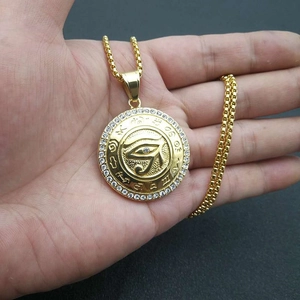 Collier avec pendentif oeil de Horus en acier inoxydable doré hip hop et strass blancs