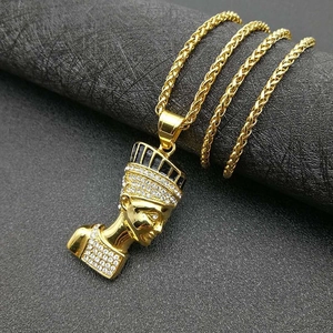 Collier pendentif Nefertiti plaqué or avec strass étincelants et chaîne maille épi épaisse