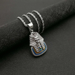 Pendentif pharaon égyptien argenté avec zircons et émail coloré sur une chaîne de corde