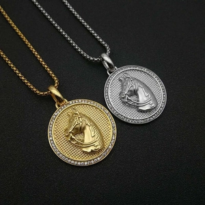 Collier Pendentif Tête de Cheval Hip Hop en Acier Inoxydable Plaqué Or 18K Strass Médaillon Rond Bijoux Punk pour Hommes Femmes