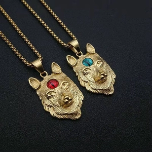 Pendentif tête de loup viking nordique avec yeux rouges et bleus sur fond noir mat