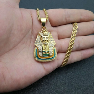 Collier pendentif Pharaon égyptien plaqué or avec strass brillants et chaîne torsadée