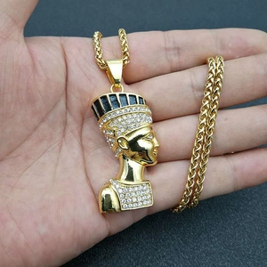 Collier pendentif Reine Égyptienne Néfertiti plaqué or 18k style hip-hop avec zircons