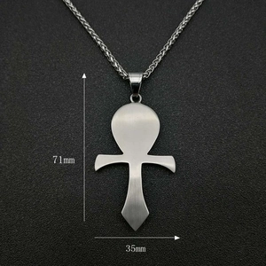 Collier pendentif Ankh en acier inoxydable plaqué or avec dimensions 71mm de hauteur et 35mm