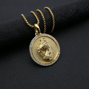 Collier hip hop plaqué or avec pendentif tête de cheval et bordure en cristaux
