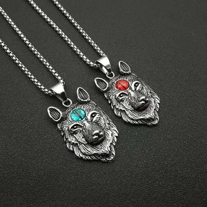 Collier viking tête de loup en acier inoxydable avec pierres rouges et bleues