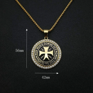 Détail du pendentif de l'Ordre du Temple plaqué or avec incrustation de zircons brillants