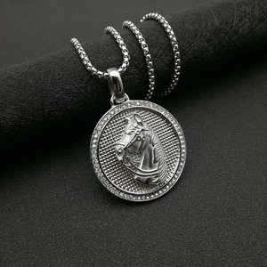 Collier pendentif tête de cheval argenté serti de zircons avec chaîne box cubique