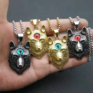 Collier pendentif tête de loup viking avec pierres bleues et rouges en or et argent