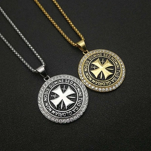 Collier Pendentif Croix des Chevaliers Templiers Hip Hop pour Hommes en Acier Titane Plaqué Or avec Strass Bijoux Religieux