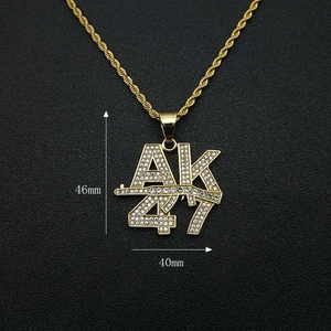 Collier hip-hop doré avec pendentif AK47 serti de cristaux et chaîne torsadée élégante