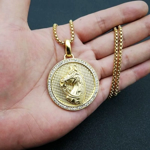 Collier hip hop plaqué or en acier inoxydable avec pendentif rond tête de cheval