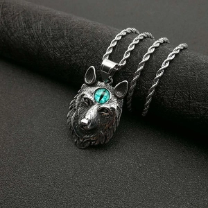 Détail du pendentif tête de loup viking avec pierre verte sur chaîne en acier