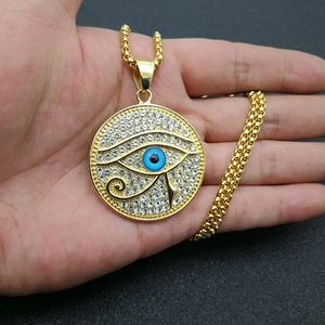 Detailansicht des Hip-Hop Eye of Horus Anhängers mit blauem Stein und Zirkonia Besatz