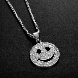 Hiphop Halskette mit vergoldetem Smiley-Anhänger aus Edelstahl und funkelnden Straßsteinen