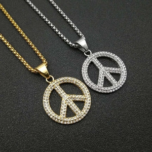 Detailansicht der Peace-Anhänger in Gold und Silber mit funkelnden Zirkonia-Kristallen
