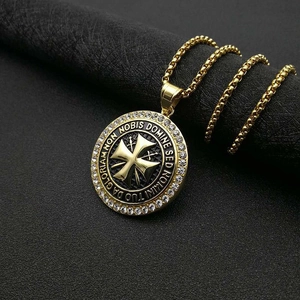 Collier pendentif Croix des Templiers plaqué or avec strass sur fond noir