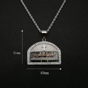 Pendentif Cène en titane plaqué or 18 carats avec cristaux sur chaîne de corde
