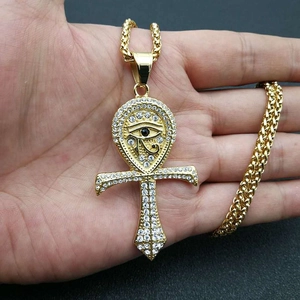 Collier Ankh hip-hop plaqué or avec œil de Horus et détails en cristaux