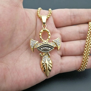Collana a croce Ankh hip hop placcata in oro con occhio di Horus e cristalli brillanti