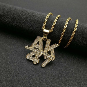 Collier hip-hop doré avec pendentif AK47 serti de zircons et chaîne de style corde
