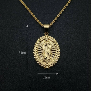 Collier avec pendentif Vierge Marie en acier doré, dimensions 54mm x 32mm