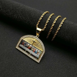 Collier pendentif La Cène plaqué or avec cristaux étincelants et chaîne torsadée