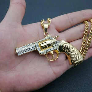 Hip-Hop-Halskette mit vergoldetem Revolver-Anhänger und funkelnden Kristallsteinen