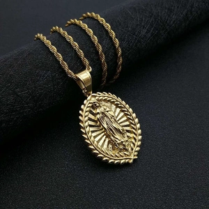 Collier Pendentif Relief Vierge Marie en Acier Inoxydable Plaqué Or Hip Hop Médaille Religieuse Chaîne Corde Bijoux Femme