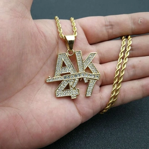 Pendentif AK47 en or avec zircons cubiques et chaîne torsadée style hip-hop