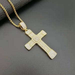 Collana con ciondolo a croce in acciaio inossidabile placcato oro con strass lucidi