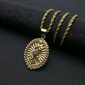 Collier religieux plaqué or avec pendentif Vierge Marie et chaîne corde sur présentoir