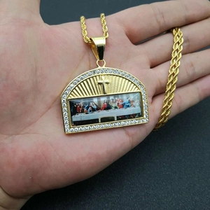 Pendentif Cène plaqué or avec strass sur un collier à grosse chaîne de corde