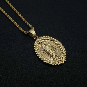 Collier avec pendentif ovale Vierge Marie dorée et chaîne torsadée sur fond noir