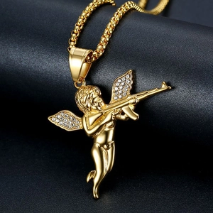 Détail du pendentif ange hip-hop plaqué or avec fusil et ailes en zircons