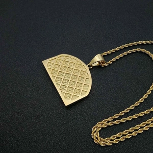 Vue détaillée du pendentif plaqué or avec gravure texturée et chaîne torsadée élégante