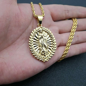 Pendentif Vierge Marie plaqué or avec chaîne torsadée, médaillon ovale de Guadalupe