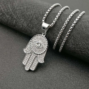 Collier Main de Fatima argenté avec strass pavés et détail de l'œil bleu protecteur