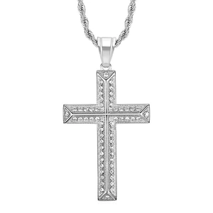 Gros plan du pendentif croix argenté avec oxydes de zirconium et chaîne torsadée