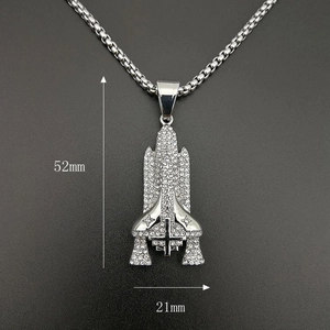 Pendentif fusée navette spatiale argentée serti de strass avec chaîne box pour homme