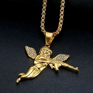 Pendentif ange hip hop doré tenant un fusil serti de strass blancs brillants