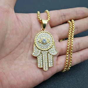 Collier main de Fatma plaqué or avec cristaux étincelants et détail œil protecteur
