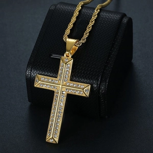 Collier pendentif croix dorée en acier inoxydable avec strass et chaîne torsadée