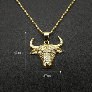 Detailansicht Hip-Hop Stierkopf-Anhänger, goldplattiert mit Straßsteinen, 41mm x 37mm